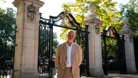 Artist Plans to Reflect Royal's Grandeur in Sculpture