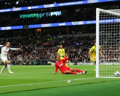 Goalkeeper Luiz's Costly Mistake Gifts Tottenham Opening-Night Triumph